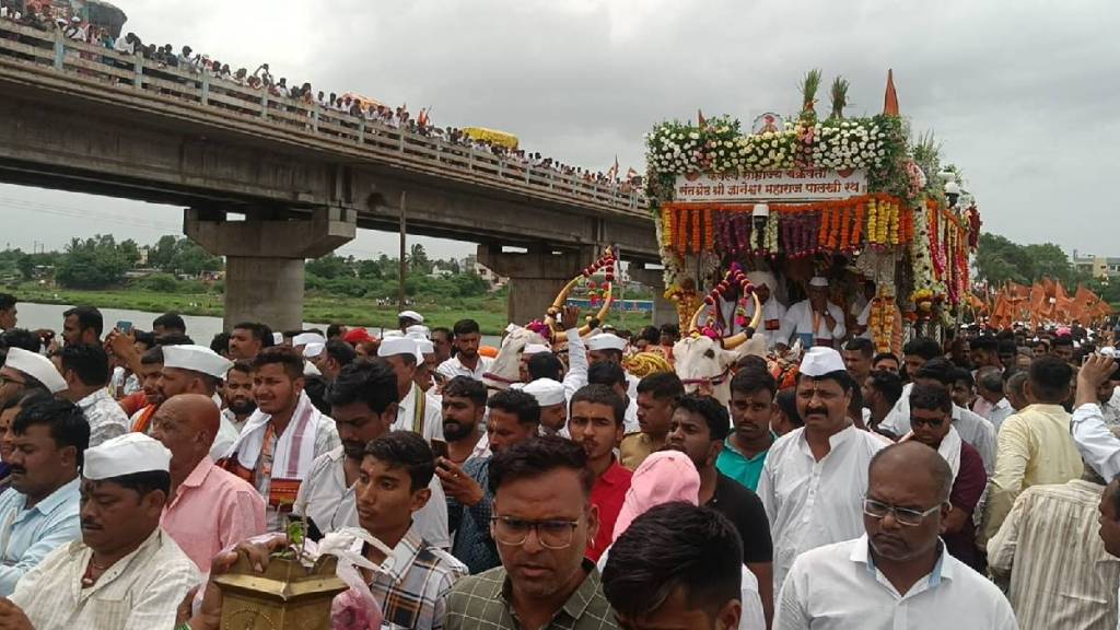 Sant Dnyaneshwar Maharaj Palkhi departs for Satara after nira snan