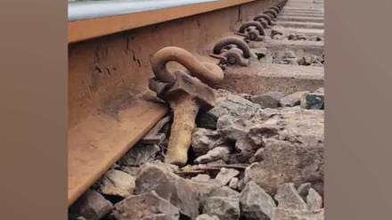 Cracks in under track sleepers reported between Akola and Murtijapur