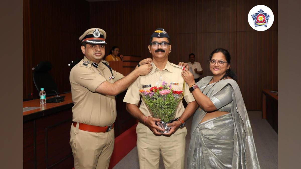 Mumbai Police to award promotions with senior officers families present
