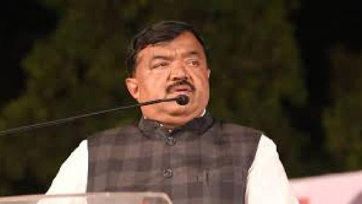 Sanjay Raut messaged Sudhakar Badgujar Posing with Girish Mahajan who opposes us is wrong