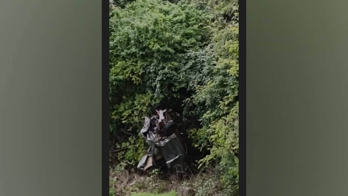 Ertiga car fell into 400 foot gorge at Anuskura Ghat one person killed