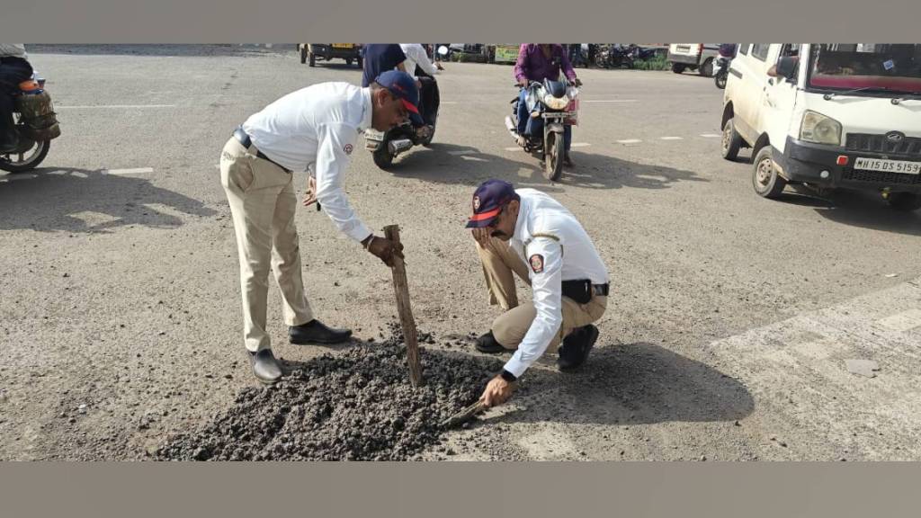 nashik traffic police filled huge pothole