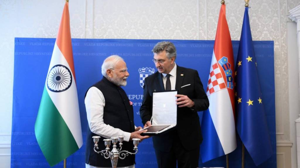 क्रोएशियाच्या पंतप्रधानांनी नरेंद्र मोदींना भेट दिलं खास पुस्तक (फोटो-PTI)