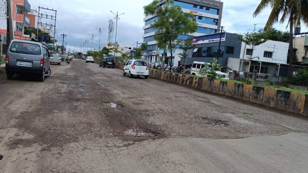 Phaltan streets filled with potholes and muck ahead of Palkhi in ten days