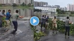 Pune police rescue vidio safely pulled out a Biker who gets stuck on bridge