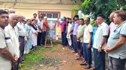 सावंतवाडी रेल्वे टर्मिनस १० वर्षांनंतरही ‘अदृश्य’, कोकण रेल्वे प्रवासी संघटनेकडून साखर वाटून,केक कापून गांधीगिरी आंदोलन