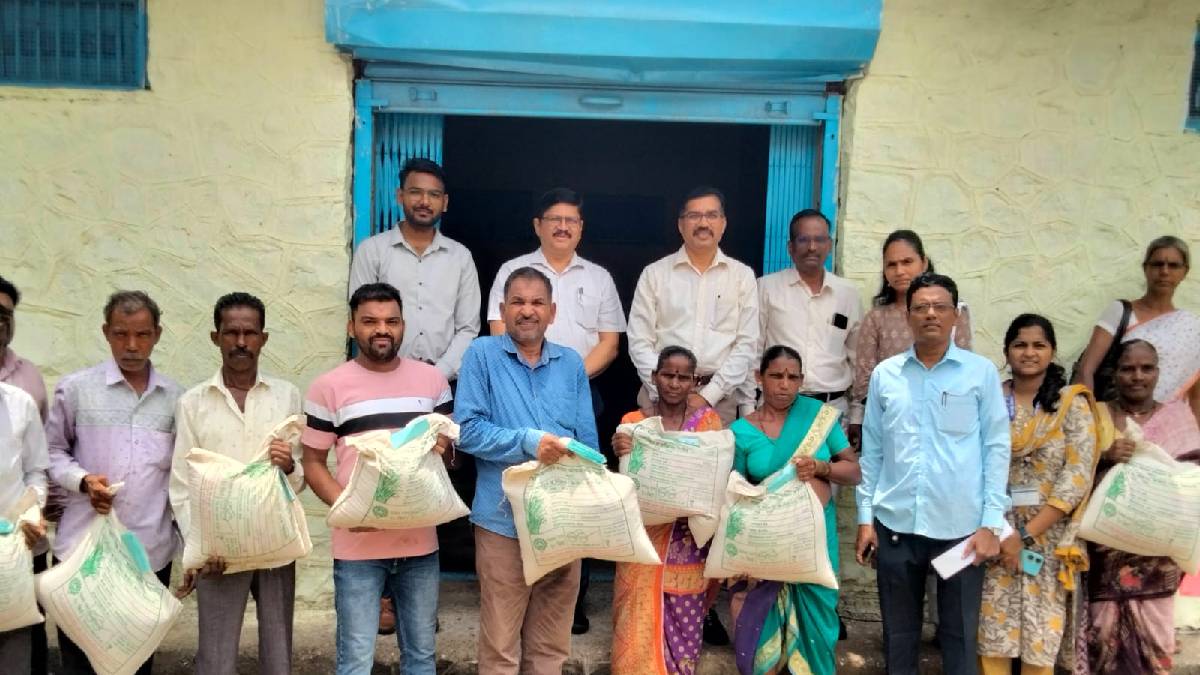 The distribution of rice seeds was inaugurated by Manoj Ranade through the Palghar Agriculture Departmen