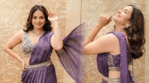 Photos: जांभळ्या डिझायनर साडीत तितीक्षा तावडेचा ग्लॅमरस अंदाज