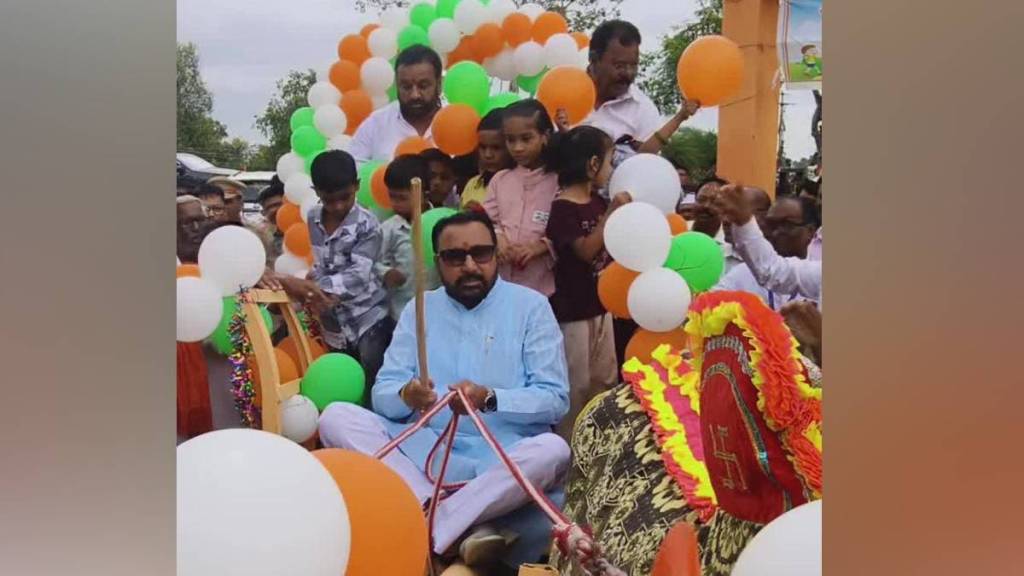 Union Minister Prataprao Jadhav brought students to the Zilla Parishad School through bullock cart