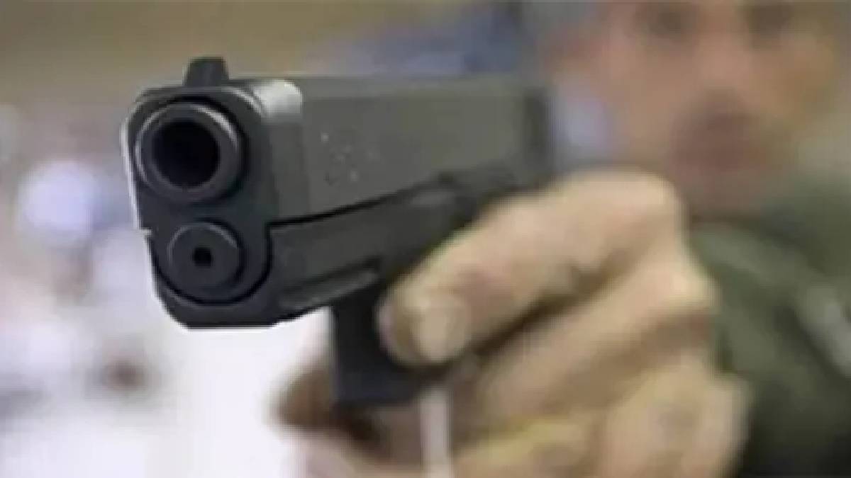 Vishrantwadi police arrest criminal who pointed a pistol at someone