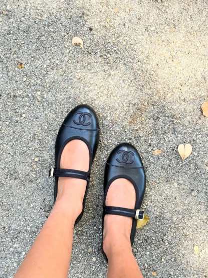 तिच्या पायातील प्रीमियम Chanel Mary Jane ballet flats वर फोकस करत आहे, ज्यामुळे तिची एलिगंट फॅशन सेन्स अधोरेखित होते.