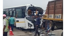 अक्कलकोटजवळ मालट्रकवर बस आदळल्याने दोघे ठार, आठ जखमी