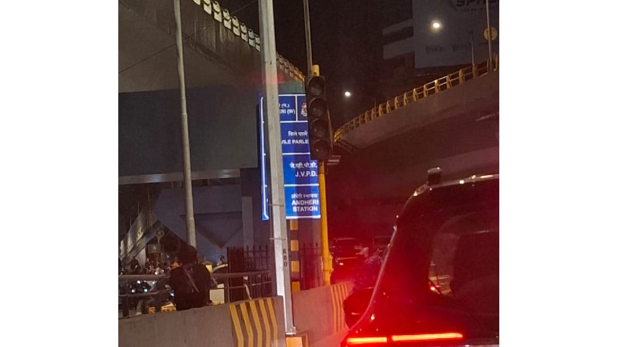 Incorrect installation of direction signs on Gokhale Bridge - Direction signs are not visible due to street lights and pillars on the Road