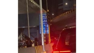 Incorrect installation of direction signs on Gokhale Bridge - Direction signs are not visible due to street lights and pillars on the Road