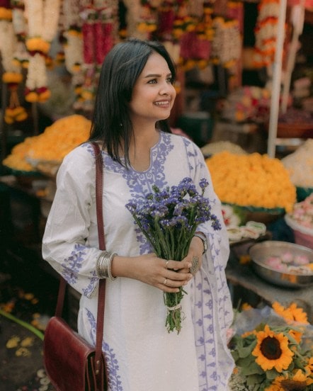 या खास फोटोशूटसाठी अपूर्वाने हातात जांभळ्या रंगाची फुलं असल्याचेही या फोटोमध्ये पाहायला मिळत आहे.