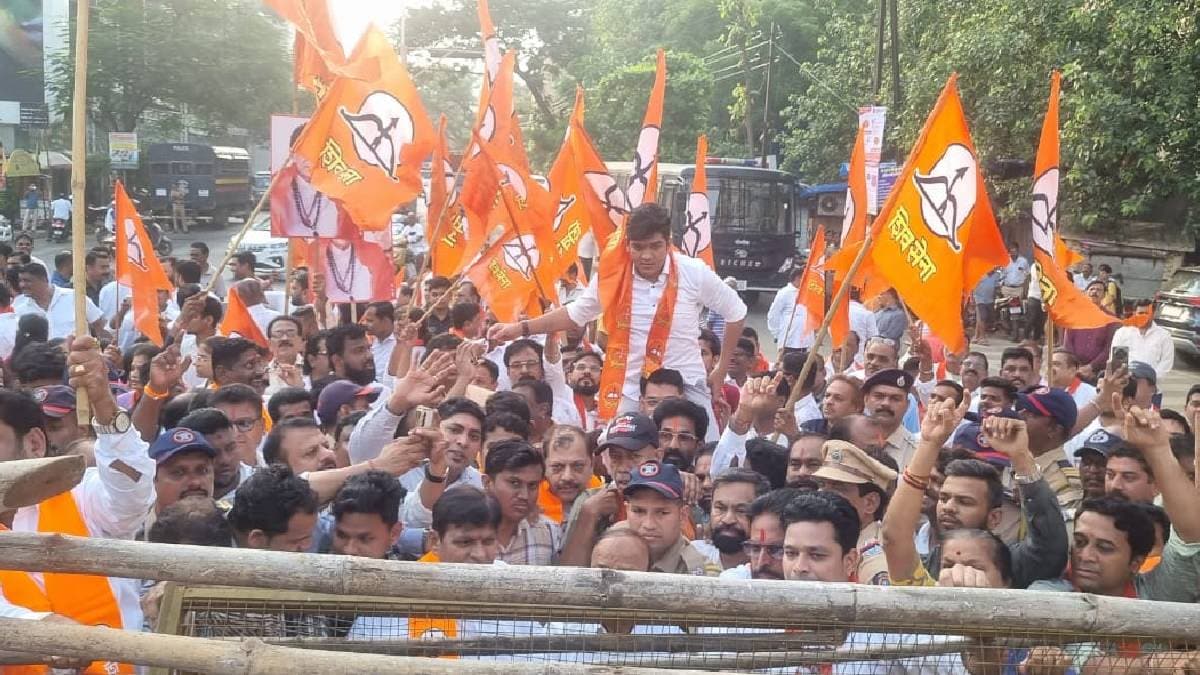 Shinde group and Shiv Sainiks of Thackeray party staged a bell ringing protest at Lalchowki in the Durgadi Fort area in Kalyan