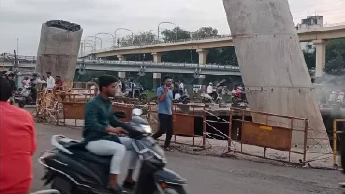 Bhide Bridge closed due to incomplete work on the pedestrian bridge being constructed by Mahametro pune