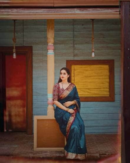 bigg boss hindi actress ayesha khan maharashtriyan saree look 