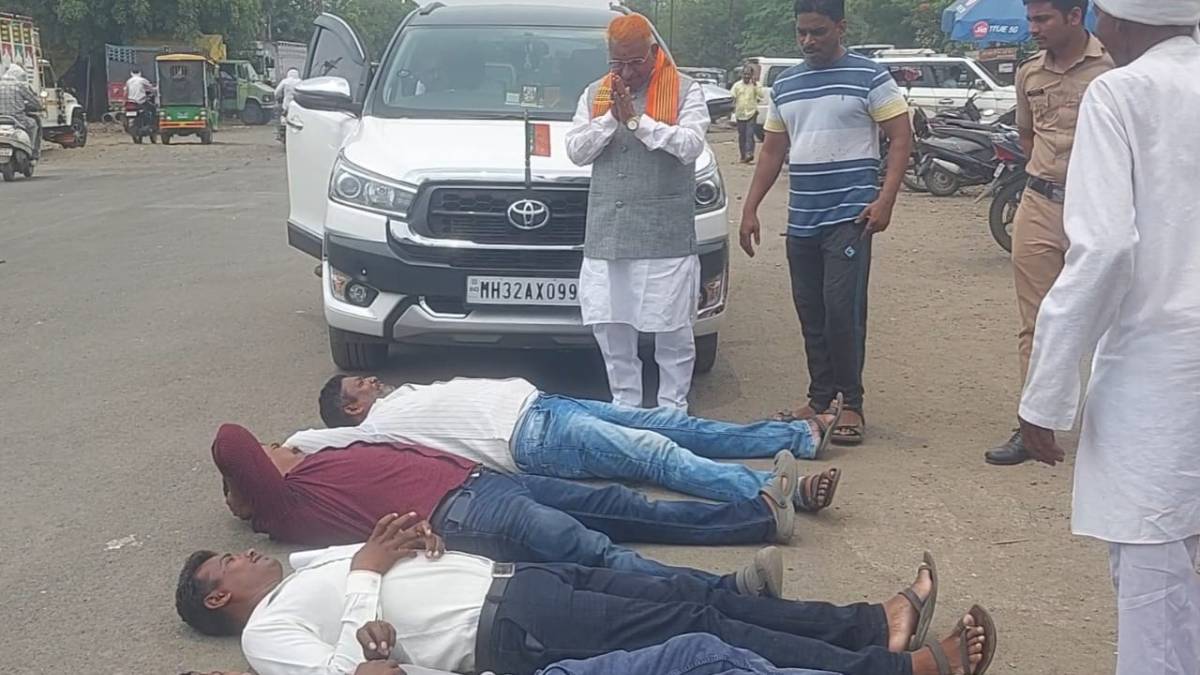 Bachchu Kadu supporters stopped BJP MLA Dadarao Keche news in marathi