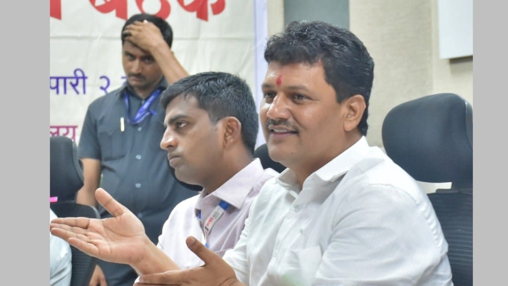 kolhapur argument between medical officers in front of health minister