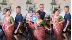 परदेशी नवऱ्याला कुमार सानूच्या गाण्यावर नाचताना पाहून साडी-कुंकू लावलेली देशी बायकोही थिरकली; स्वयंपाकघरातील डान्सचा VIDEO तुफान व्हायरल