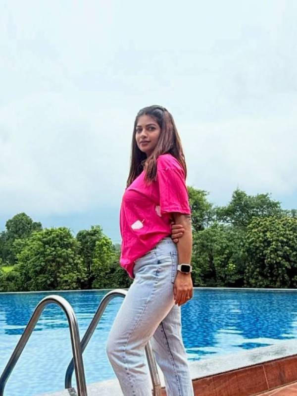 dhanshri kadgaonkar swiming pool photoshoot