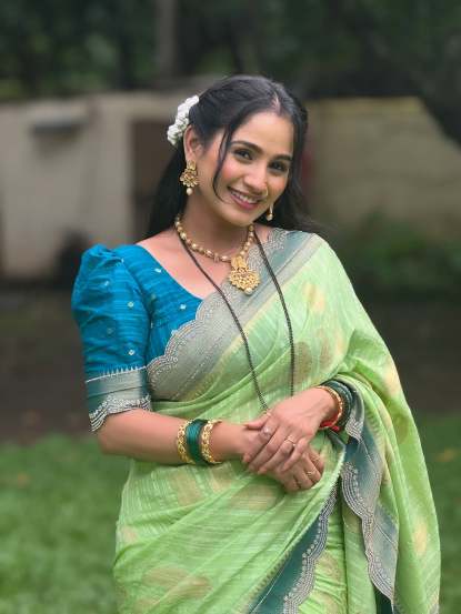 अभिनेत्री सोशल मीडियावर कायमच सक्रीय असते, सोशल मीडियावर ती तिचे अनेक फोटो शेअर करते.