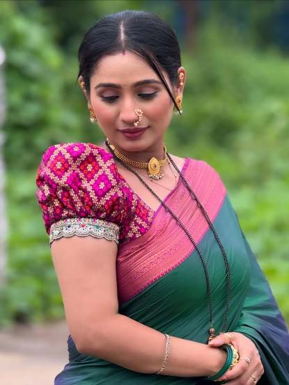 अशातच तिने हिरव्या साडीमधील खास फोटो शेअर केले आहेत आणि यात ती खूपच सुंदर दिसत आहे.