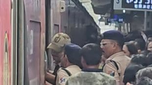 dombivli ac local automatic door issue crowd problem railway delay