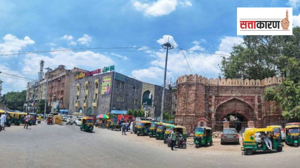 दिल्लीच्या तुर्कमान गेट परिसरात आणीबाणीत घर उद्ध्वस्त झालेल्या अनेक कुटुंबांना नुकसानभरपाई म्हणून दिल्ली विकास प्राधिकरणाची (DDA) घरे देण्यात आली होती. आजही ही कुटुंबे त्या फ्लॅट्समध्ये राहतात. (छायाचित्र – अभिनव साहा, इंडियन एक्सप्रेस)