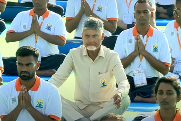 विशाखापट्टणमच्या आरके बीचवर शेकडो तरुण योगासाठी एकत्र आले. पंतप्रधान मोदी आणि मुख्यमंत्री चंद्राबाबू नायडू स्वतः मैदानात उतरून जनतेसोबत योगाभ्यासात सहभागी झाले. (प्रतिमा: स्क्रीनग्रॅब/@BJPGujarat)