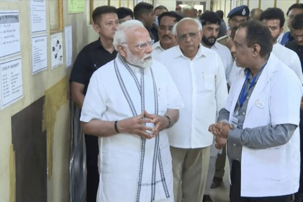 मोदी यांनी जखमींवर उपचार करणाऱ्या डॉक्टरांनाही काही सूचना केल्या. (छायाचित्र स्रोत - पीटीआय)