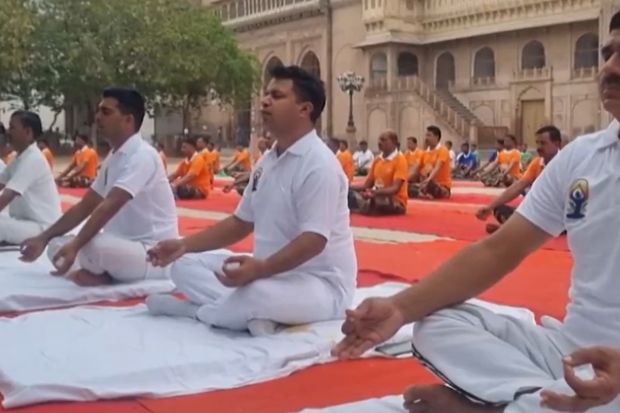 ११ व्या आंतरराष्ट्रीय योग दिनानिमित्त बीएसएफने अटारी सीमेवर खास योग कार्यक्रमाचे आयोजन करून देशाच्या योग परंपरेला मानाचा मुजरा केला. (प्रतिमा: पीटीआय)