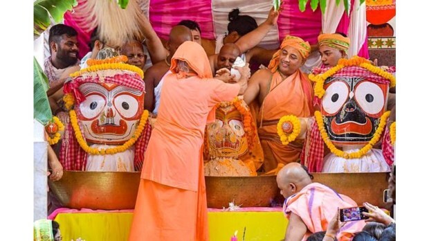 अगरतळा मंदिरात ‘पूर्णिमा स्नान’ – पुजाऱ्यांनी प्रभू जगन्नाथ, बलभद्र आणि सुभद्रावर भक्तिभावाने स्नानविधी अर्पण केला. (प्रतिमा स्त्रोत: पीटीआय)