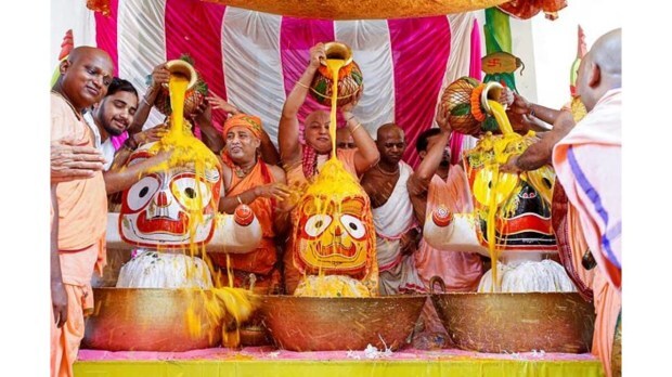 अगरतळा मंदिरात पूर्णिमानिमित्त प्रभू जगन्नाथ, बलभद्र आणि सुभद्राचे पवित्र स्नान – पुजाऱ्यांनी पार पाडला श्रद्धेने भरलेला ‘पूर्णिमा स्नान’ विधी. (प्रतिमा स्त्रोत: पीटीआय)