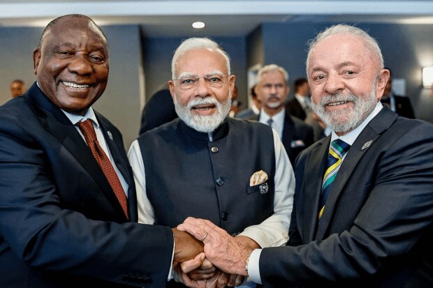 G7 शिखर परिषदेत पंतप्रधान मोदी यांची दक्षिण आफ्रिकेचे राष्ट्राध्यक्ष रामाफोसा आणि ब्राझीलचे राष्ट्राध्यक्ष लुला यांच्यासोबत विशेष भेट. (छायाचित्र स्रोत - X)