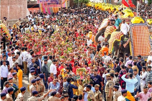 साबरमतीच्या किनारी 'जल यात्रा'चा भक्तिमय सोहळा – मातीच्या घागऱ्या घेऊन भाविकांचा उत्साही सहभाग. (प्रतिमा स्रोत: पीटीआय)
