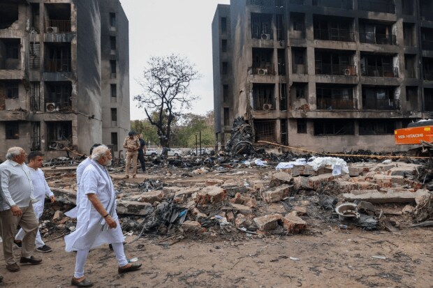दुर्घटनस्थळाला भेट दिल्यानंतर पंतप्रधान नरेंद्र मोदी यांनी एक्सवर प्रतिक्रिया शेअर केली आहे. त्यांनी म्हटलंय, 