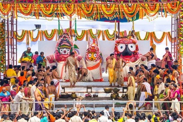 पुरीच्या जगन्नाथ मंदिरात ‘स्नान पूर्णिमा’चा पवित्र सोहळा – सेवकांनी श्रद्धेने भगवान जगन्नाथ, बलभद्र आणि देवी सुभद्राची पूजा ‘स्नान बेदी’वर केली. हे सुंदर दृश्य @JagannathaDhaam/X द्वारे प्रसिद्ध करण्यात आले आहे. (प्रतिमा स्त्रोत: PTI)
