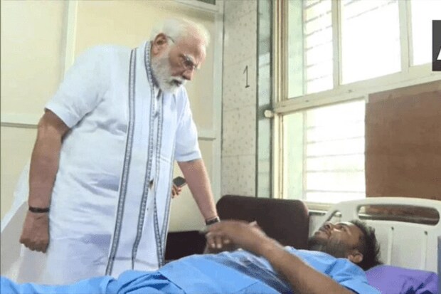 पंतप्रधान नरेंद्र मोदी यांनी शुक्रवारी अहमदाबादमधील सिव्हिल हॉस्पिटलमध्ये एअर इंडिया विमान अपघातातील जखमींची भेट घेतली. त्यांनी या दुर्घटनेतून वाचलेले एकमेव व्यक्ती विश्वास कुमार रमेश यांचीही भेट घेतली. (छायाचित्र स्रोत - एएनआय)
