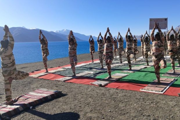 १४,१००–१४,२०० फूट उंचीवर असलेल्या लेहमधील ठिकाणी जवानांनी योगासने सादर केली. उंचीवरून मिळणारी ही आरोग्य प्रेरणा सर्वांसाठी प्रेरणादायी ठरली(प्रतिमा: X)