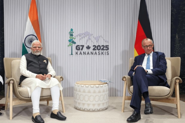 G7 शिखर परिषदेच्या पार्श्वभूमीवर पंतप्रधान नरेंद्र मोदी यांनी जर्मनीचे चान्सलर फ्रेडरिक मर्झ यांच्याशी भेट घेतली. या बैठकीत व्यापार, तंत्रज्ञान, संरक्षण आणि दहशतवादविरोधी सहकार्य यांसारख्या महत्त्वाच्या मुद्द्यांवर सखोल चर्चा झाली.(छायाचित्र स्रोत - X)