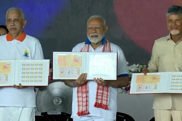 योग दिनाच्या निमित्ताने पंतप्रधान मोदी आणि आंध्र प्रदेशचे मुख्यमंत्री चंद्राबाबू नायडू यांनी एक विशेष स्मारक टपाल तिकिटाचे अनावरण करून या पर्वाचा गौरव केला. (प्रतिमा: पीटीआय)