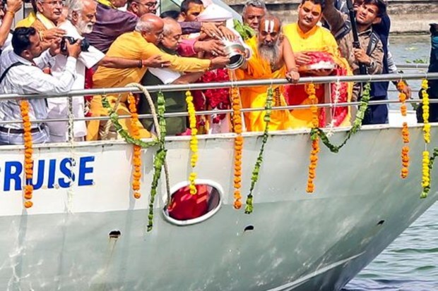 अहमदाबादमध्ये जल यात्रेच्या निमित्ताने, क्रूझवरून मुख्य पुजारी दिलीप दास यांनी साबरमतीची भक्तिभावाने पूजा केली – भक्ती, परंपरा आणि आस्था यांचा सुंदर संगम! (प्रतिमा स्रोत: पीटीआय)