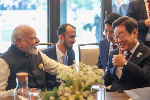 कॅनडातील कानानस्किस येथे झालेल्या ५१ व्या G7 शिखर परिषदेदरम्यान पंतप्रधान नरेंद्र मोदी यांनी कोरिया प्रजासत्ताकचे अध्यक्ष ली जे-म्युंग यांच्याशी सौहार्दपूर्ण भेट घेऊन द्विपक्षीय सहकार्याबाबत चर्चा केली. (छायाचित्र स्रोत - एक्स)
