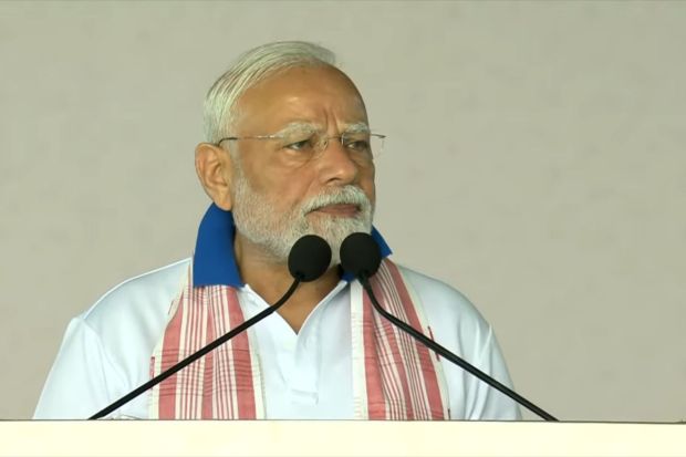 राष्ट्राला संबोधित करताना पंतप्रधान मोदी म्हणाले, “योग सर्वांसाठी आहे. तो सीमा, वय, पार्श्वभूमी किंवा क्षमतेपलीकडे जाऊन सर्वांनी करावा असा आहे.” त्यांनी मानवता २.० च्या दिशेने पुढे जाण्याचा संदेश दिला. (प्रतिमा: X)