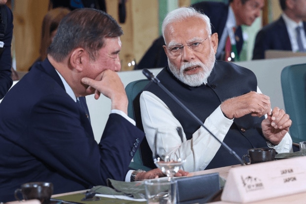 कॅनडामधील G7 शिखर परिषदेदरम्यान पंतप्रधान नरेंद्र मोदी यांनी जपानचे पंतप्रधान शिगेरू इशिबा यांच्याशी संवाद साधला. या भेटीत दोन्ही नेत्यांनी विविध महत्त्वाच्या क्षेत्रांमध्ये भारत-जपान भागीदारी अधिक दृढ करण्याची आपली वचनबद्धता अधोरेखित केली. (छायाचित्र स्रोत - X)