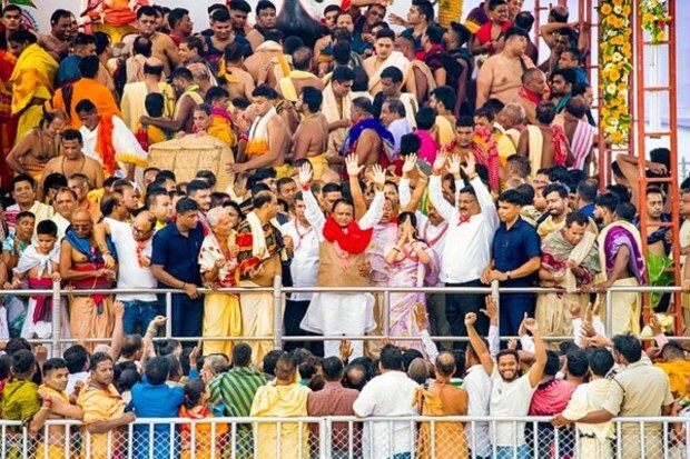पुरीत ‘स्नान पूर्णिमा’च्या विधीत ओडिशाचे मुख्यमंत्री मोहन चरण माझी सहभागी – प्रभू जगन्नाथ, बलभद्र आणि सुभद्राच्या पूजेत घेतला भक्तिभावाने सहभाग! (प्रतिमा स्त्रोत: पीटीआय)