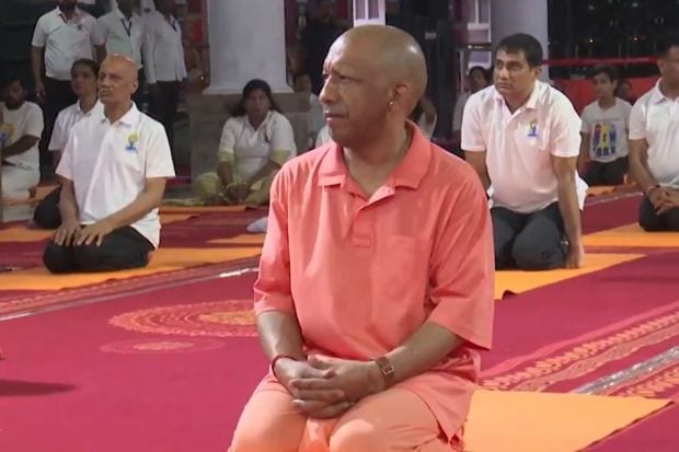 गोरखपूरमध्ये आयोजित योग दिन कार्यक्रमात मुख्यमंत्री योगी आदित्यनाथ म्हणाले, “योग हे शरीर, मन व अध्यात्म यांचा संगम आहे. ही आपल्या ऋषींची शिकवण (प्रतिमा: X)