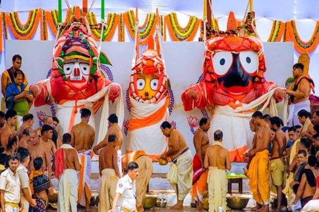 जगन्नाथ मंदिरात 'स्नान पूर्णिमा'चा पवित्र सोहळा – सेवकांनी 'स्नान बेदी'वर प्रभू जगन्नाथ, बलभद्र आणि सुभद्राला अर्पण केली भक्तिभावाने पूजा. (प्रतिमा स्त्रोत: पीटीआय)